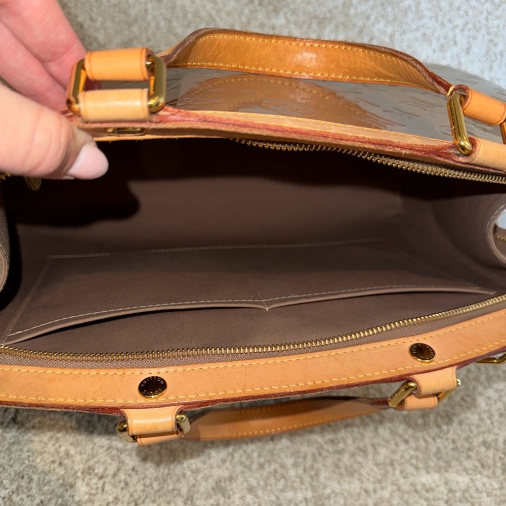 Louis Vuitton Brea GM Vernis Poudre - Picture 11 of 16